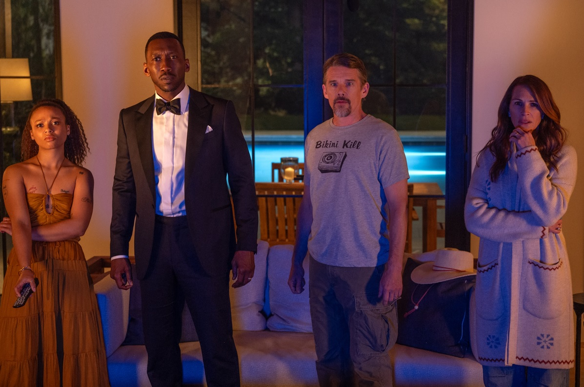 Mahershala Ali jako G.H., Myha’la jako Ruth, Julia Roberts jako Amanda i Ethan Hawke jako Clay w filmie "Zostaw świat za sobą" Netflix.