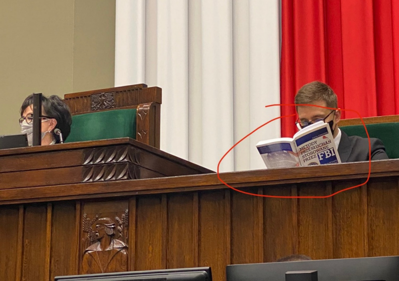 Obrazek w treści Politycy PiS czytają w Sejmie. Lektury? Rymkiewicz i metody przesłuchań FBI [jpg]