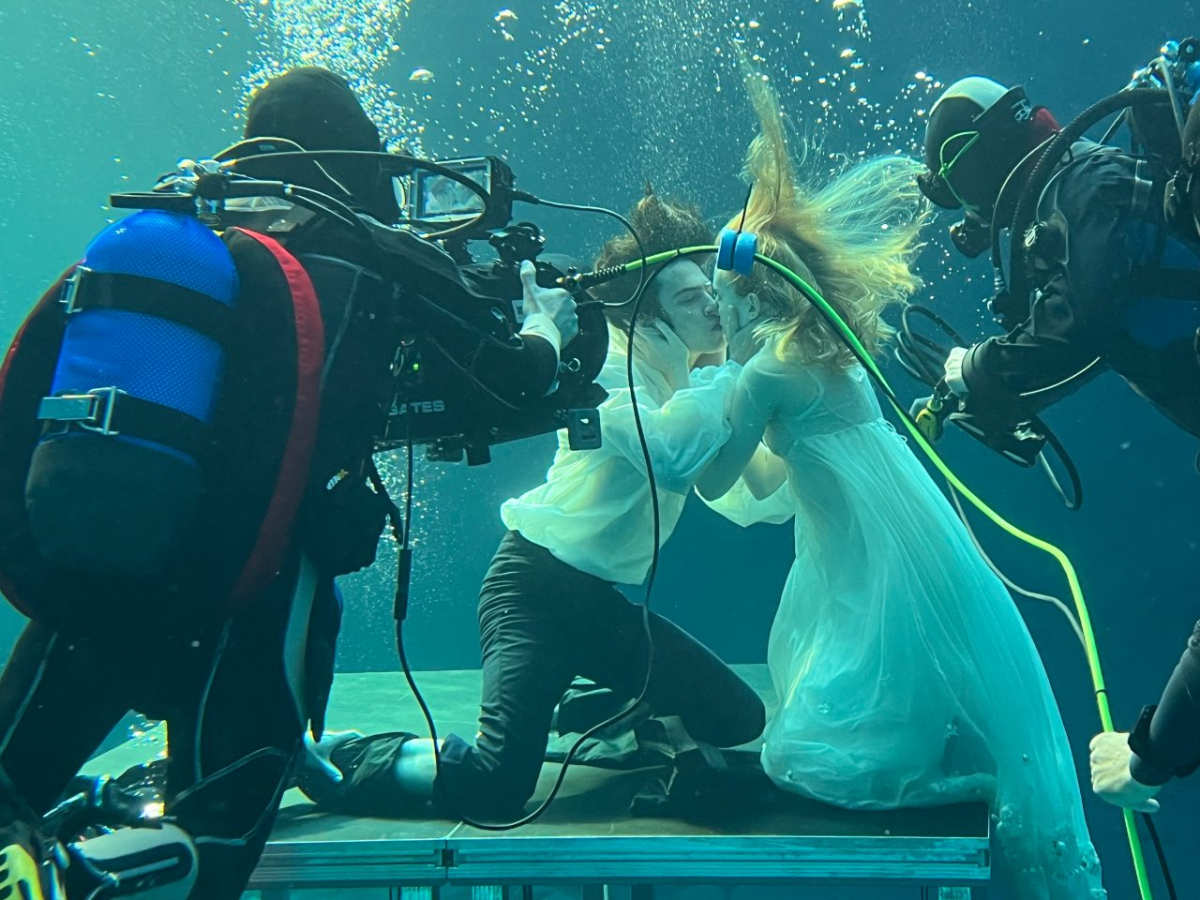 Nikodem Rozbicki i Aleksandra Piotrowska na planie serialu "Niepewność" TVP