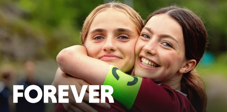 Flutra Cela jako Mila i Judith Sigfridsson jako Kia w filmie "Forever" na Netflix.