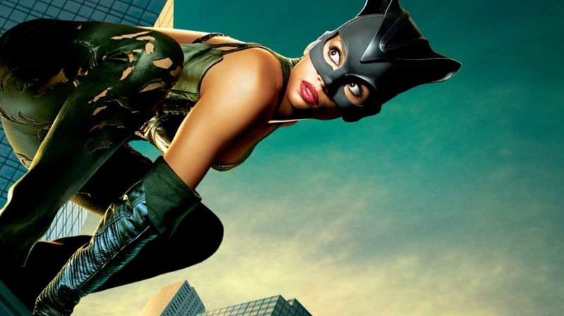 Obrazek w treści Nieudany superbohaterski klasyk z Halle Berry w roli głównej...  - Kobieta-Kot [jpg]