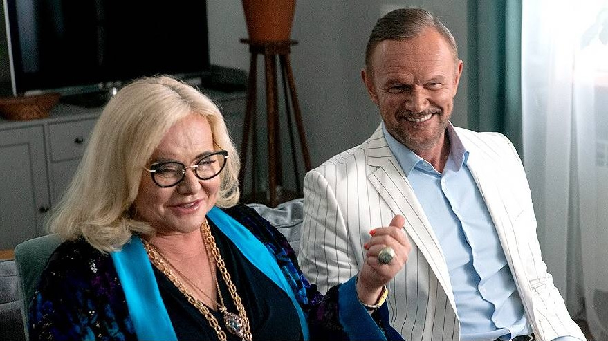 Joanna Kurowska jako matka Andżeliki i Cezary Pazura jako Zenon Nagórski.