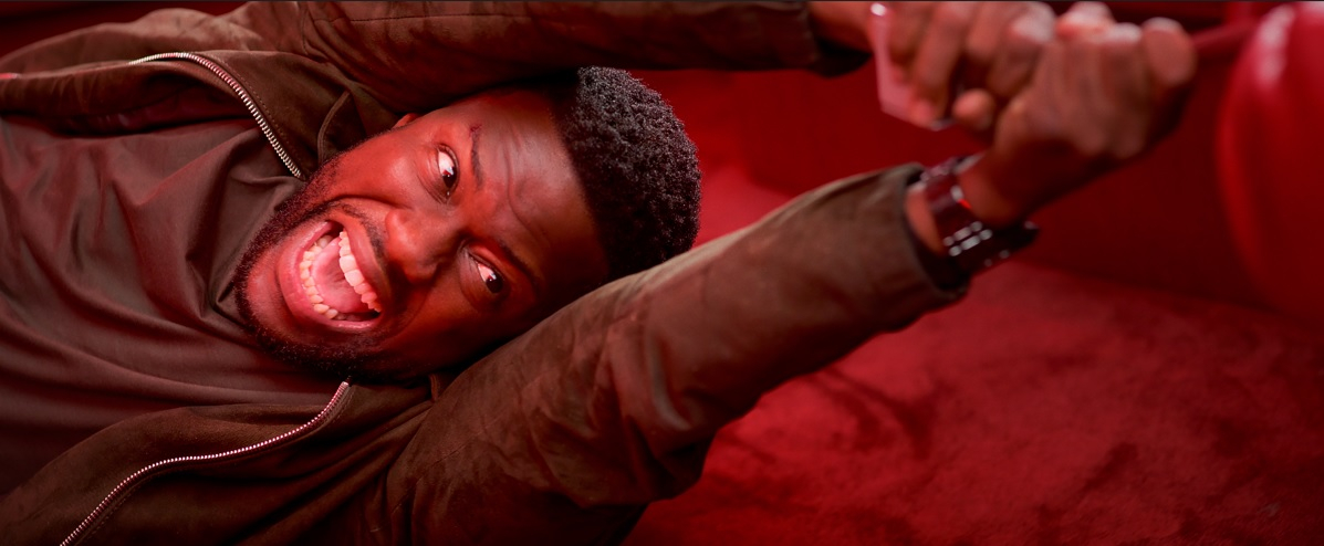 Kevin Hart jako Cyrus w komediowym filmie akcji "Skok w przestworzach" na Netflix.