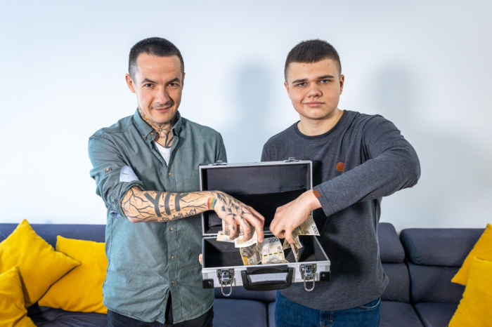 Obrazek w treści Nastolatki rządzą kasą - odc. 5. Czego Oliwier zakaże swojemu ojcu?  [jpg]