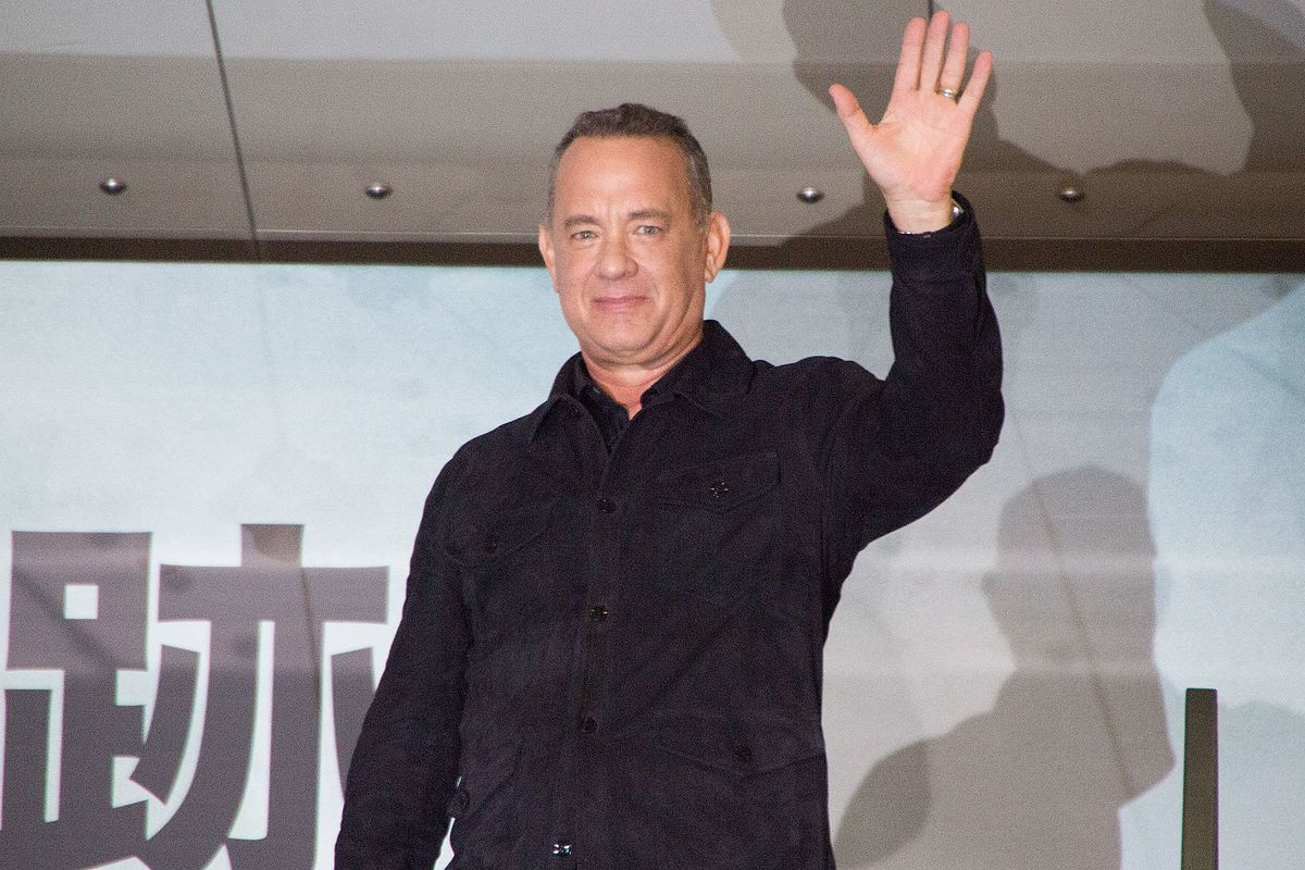 Popularny aktor - Tom Hanks - macha do tłumu