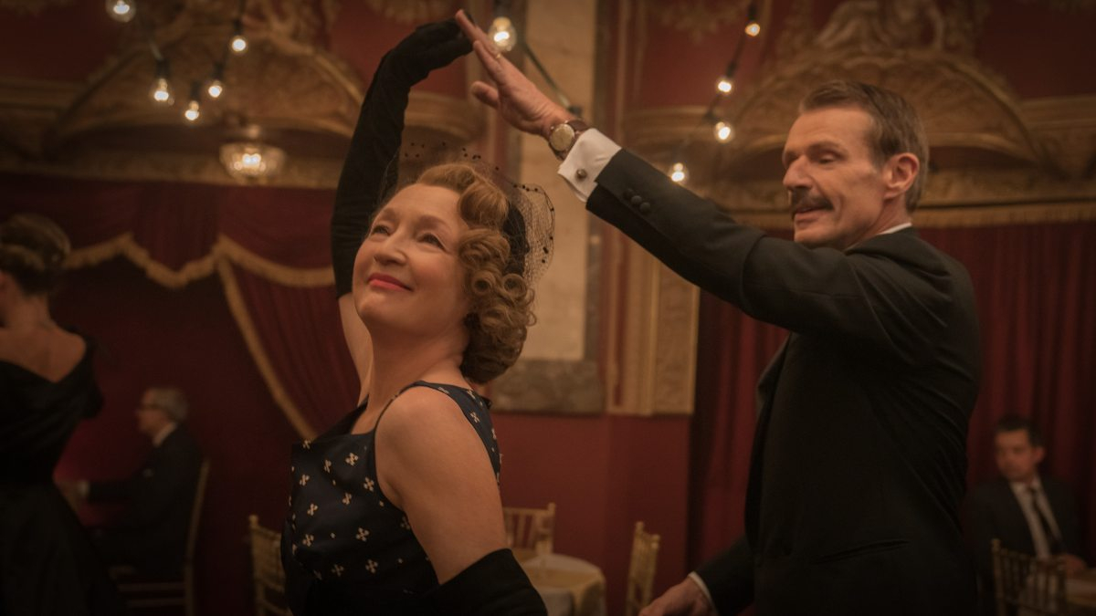 Kadr z filmu Paryż pani Harris. Obraz przedstawia tańczącą kobietę z mężczyzną