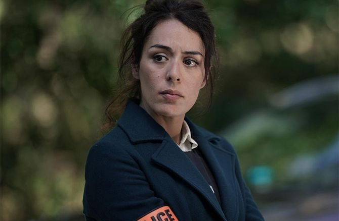 Sofia Essaidi jako Sarah, w serialu kryminalnym "Obietnica" na TVP 2. 