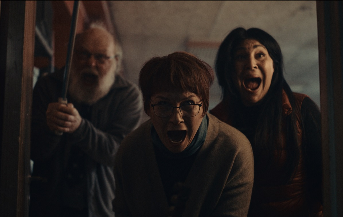 Claesas jako Hartelius, Eva Melander jako Eva i Bahar Pars jako Nadja w filmie "Konferencja" Netflix. 