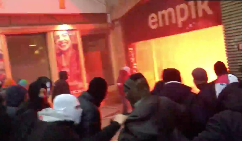 Obrazek w treści Marsz Niepodległości: zamieszki przy warszawskim Empiku [jpg]