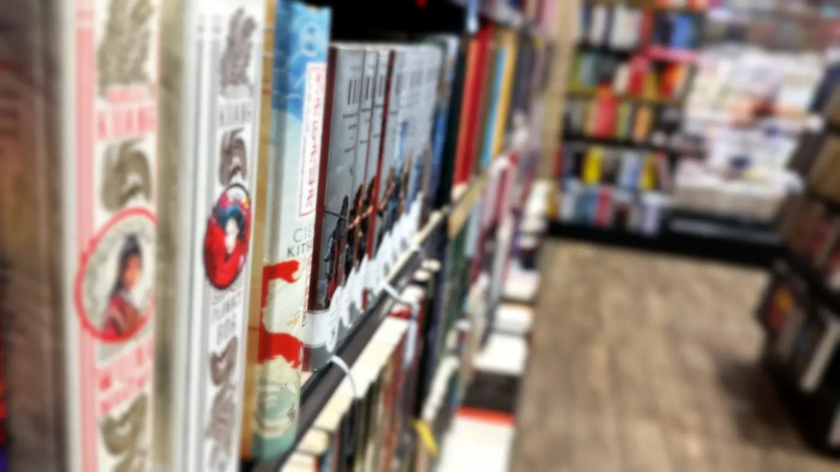 Książki na półkach w księgarni