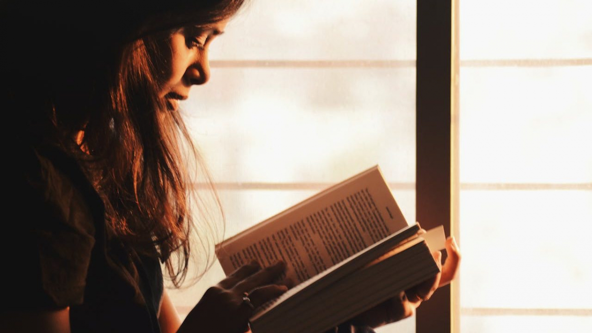 Kobieta czytajca ksik