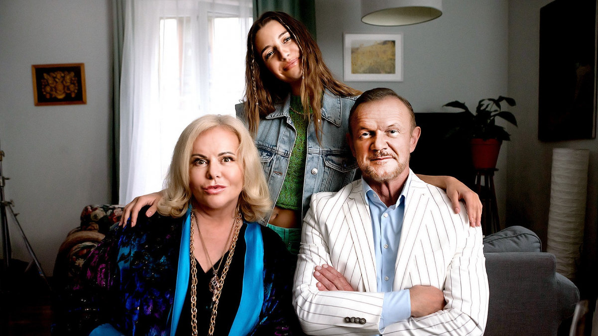 Nowy serial PolsatGo pod tytułem "Teściowie" z Julią Wieniawą i Cezarym Pazurą