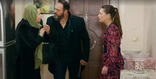 Miłość i nadzieja 192 - kadr z serialu. Gangster dopada Melis