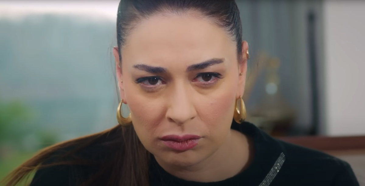 Miłość i nadzieja 131 - kadr z serialu. Handan grozi, że użyje broni! Wszyscy szykują się do Walentynek.