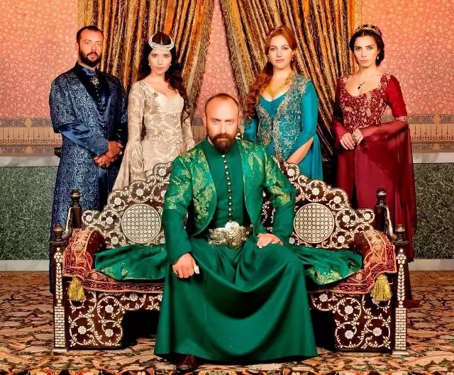 Bohaterowie serialu "Wspaniałe stulecie", wśród których sułtan Sulejman. 