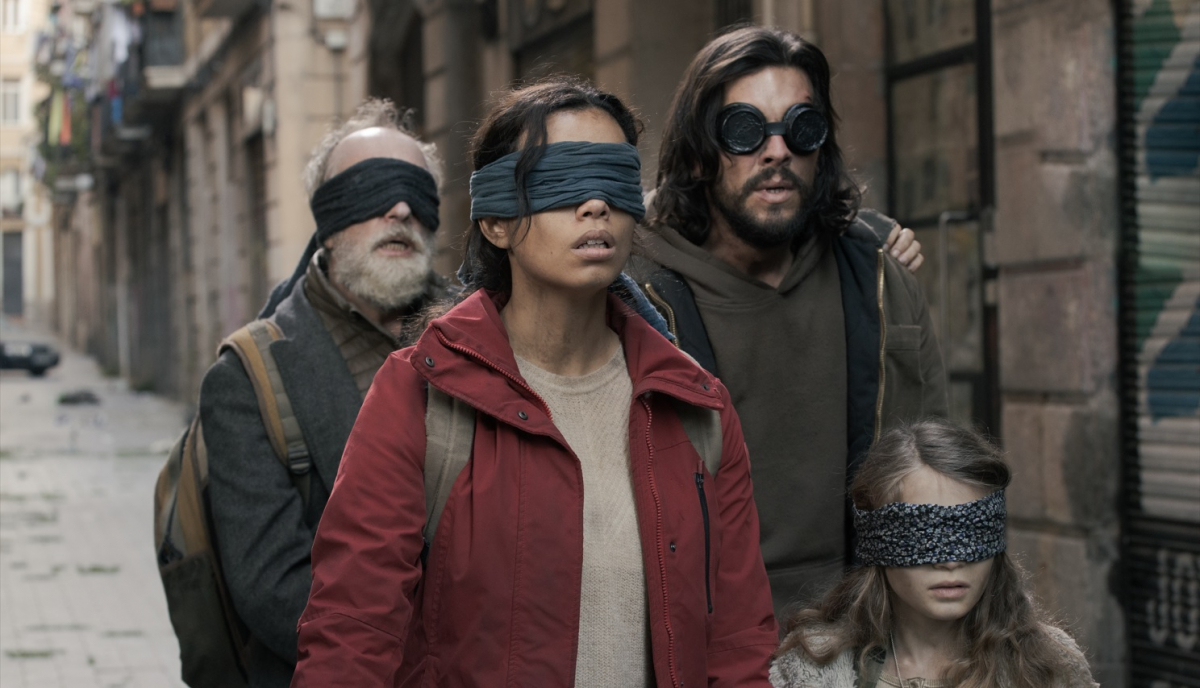 Gonzalo de Castro jako Roberto, Georgina Campbell jako Clara,  Mario Casas jako Sebastian i Naila Schuberth jako Sofia w filmie "Nie otwieraj oczu: Barcelona".
