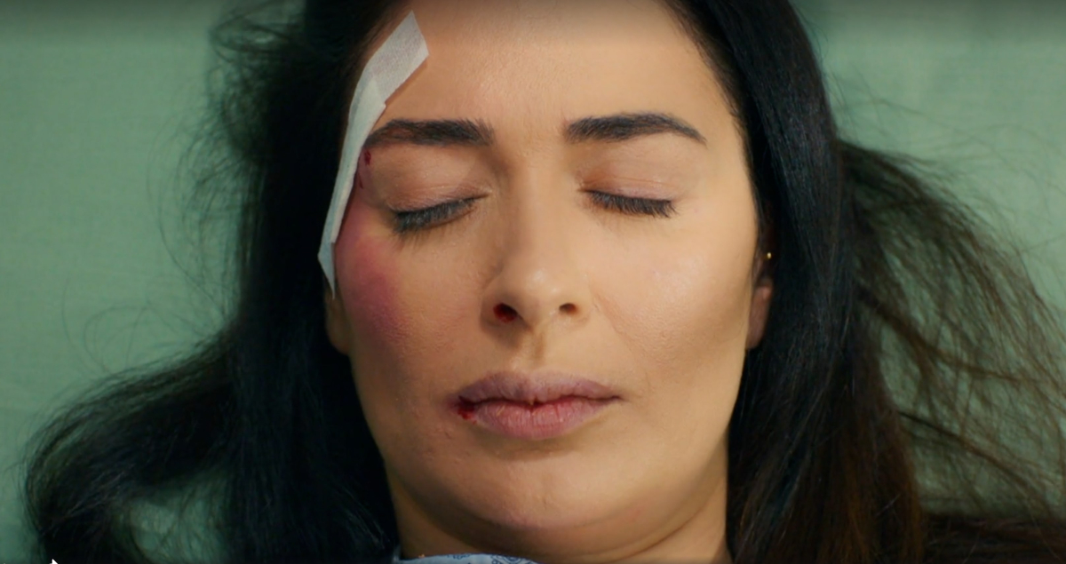 Miłość i nadzieja kadr z 71 odcinka. Handan walczy o życie