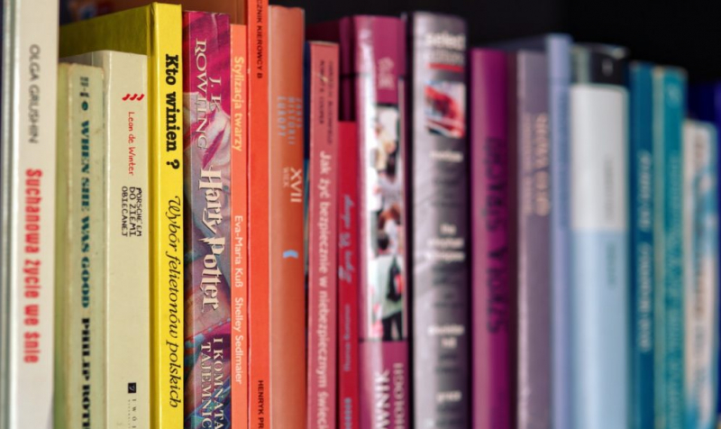 Obrazek w treści Czuły narrator pod choinką. Najpopularniejsze książki grudnia 2020 [jpg]