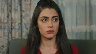 Panna młoda - kadr z serialu. Hancer łapie zakrwawioną i nieprzytomną Beyzę. 