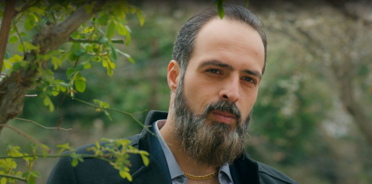 Miłość i nadzieja 192 - kadr z serialu. Gangster dopada Melis