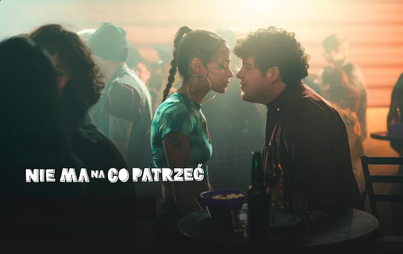 Kadr z meksykańskiego serialu "Nie ma na co patrzeć" od Netflix. 