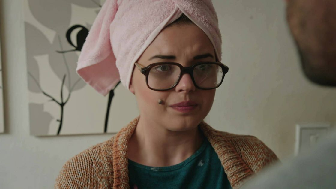 Kiraz, bohaterka serialu "Dziedzictwo" słucha reprymendy Alego.