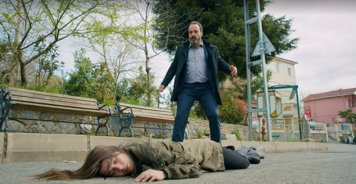 Miłość i nadzieja 193 - kadr z serialu. Zeynep zostaje porwana