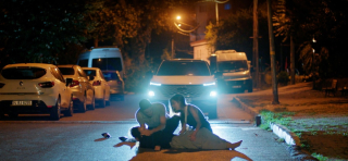 Miłość i nadzieja 236 - kadr z serialu. Ege szuka sprawc&oacute;w wypadku Melodi