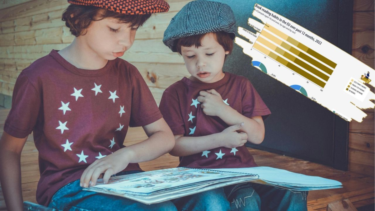 Chłopcy czytający książkę - fotografia ilustracyjna