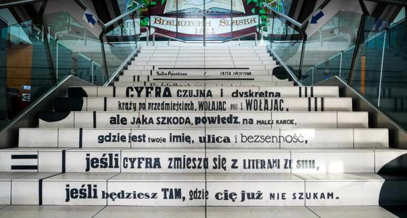 Obrazek w treści Na schodach Biblioteki Śląskiej pojawił się… wiersz! [jpg]