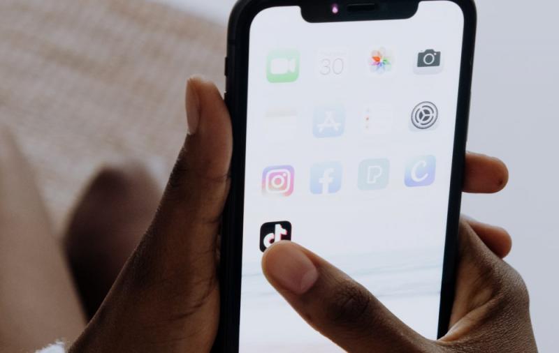 Obrazek w treści 11 lat temu wydał książkę. Teraz powieść jest bestsellerem dzięki filmikowi na TikToku [jpg]