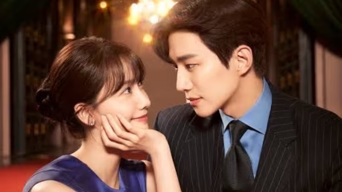Im Yoon-ah jako Cheon Sa-Rang i Jun-Ho Lee jako Gu Won w serialu "Uśmiech losu" od Netflix.