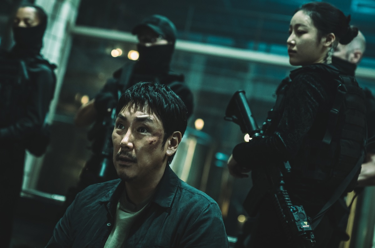 Cho Jin-woong jako Cho Won-ho w filmie "Wyznawca 2" na Netflix. 