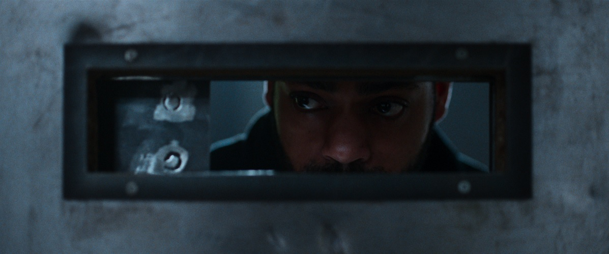 Kane Robinson jako Izi, w filmie "The Kitchen" Netflix.