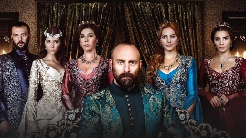 Sulejman, Hürrem i jego rodzina, bohaterowie serialu "Wspaniałe stulecie". 