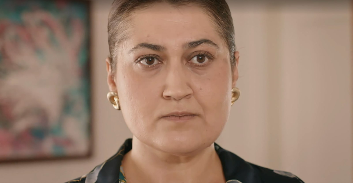 Canan i Asu znajdują naszyjnik skradziony przez Songul w 218 odcinku serialu Wichrowe wzgórze.