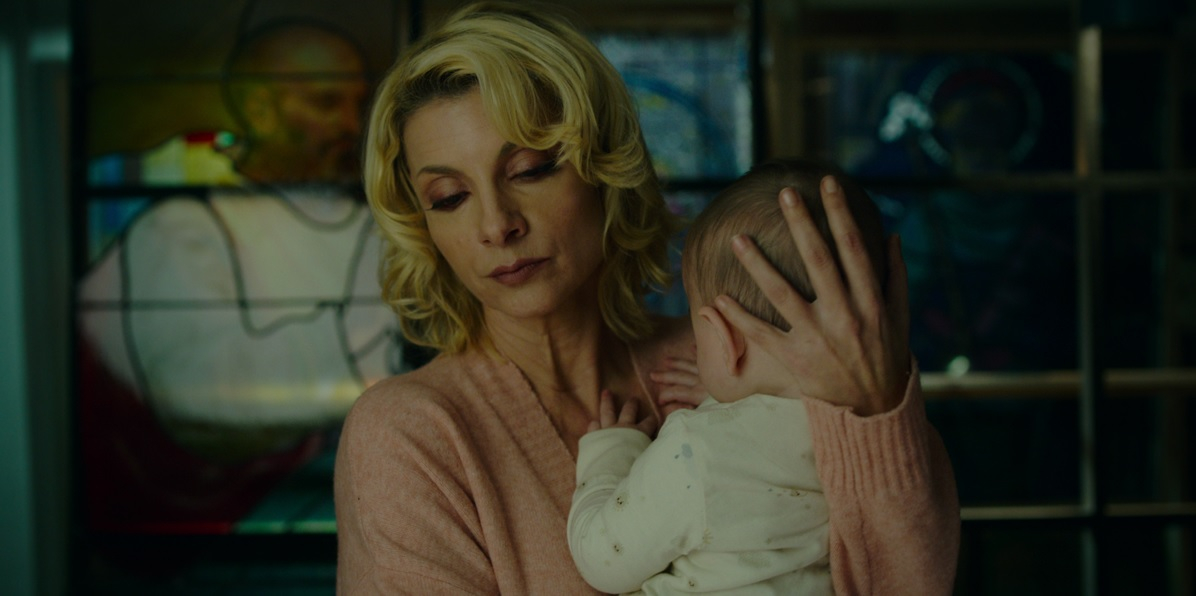 Najwa Nimri jako Gloria Román / Julia w serialu "Święta rodzina" od Netflix. 