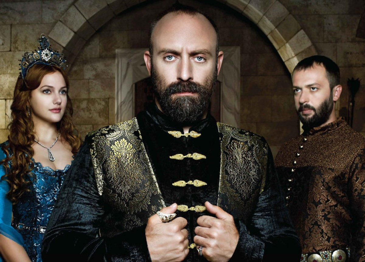 Bohaterowie serialu "Wspaniałe stulecie", wśród których sułtan Sulejman.