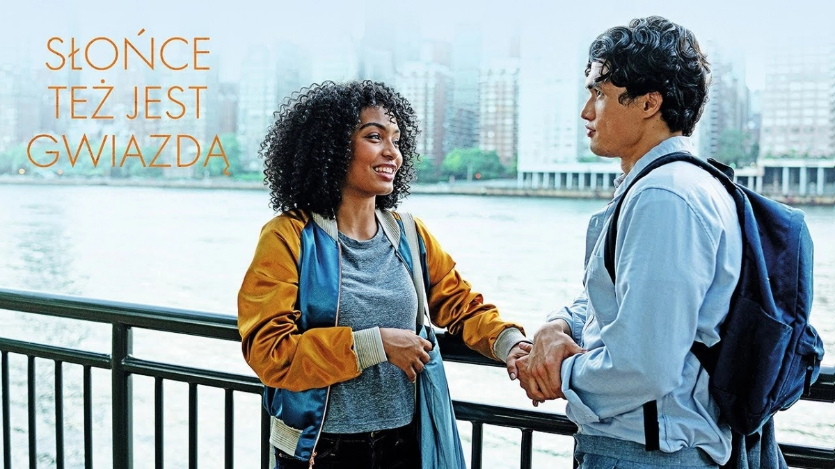 Yara Shahidi jako Natasha Kingsley i Charles Melton jako Daniel Jae Ho Bae w filmie "Słońce też jest gwiazdą".
