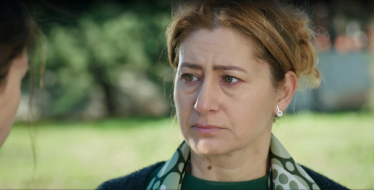 Dziedzictwo 439 - kadr z serialu. Ziya odkrywa prawdę o Canan. Atakuje własną matkę!