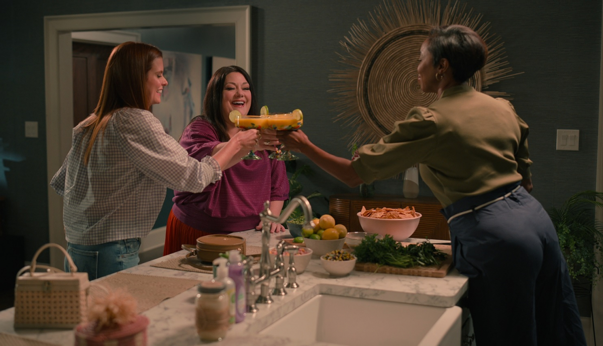 JoAnna Garcia Swisher jako Maddie Townsend, Brooke Elliott jako Dana Sue Sullivan i Heather Headley jako Helen Decatur w serialu Netflix "Słodkie magnolie". 