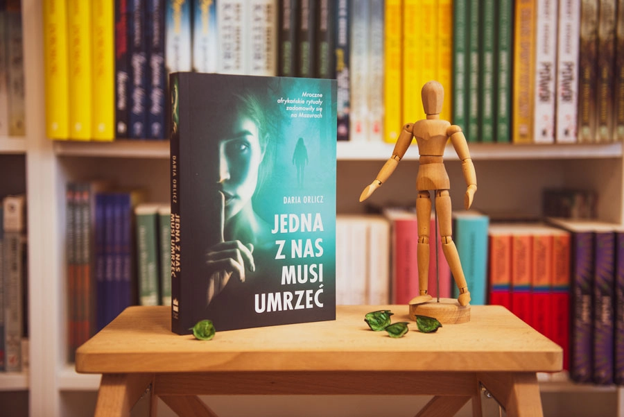 Jedna z nas musi umrzeć grafika promująca książkę