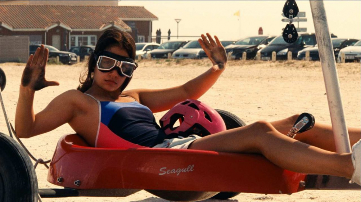 Kadr z filmu Ava - dziewczyna znajdująca się na plaży