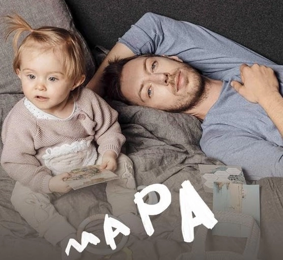 Max Mauff jako Metin w serialu, komediodramacie "MaTa" dostępnym na HBO Max.