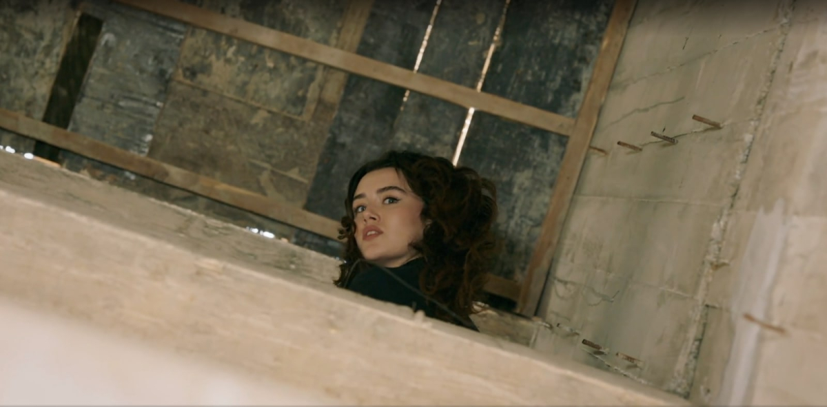 Zeynep ratuje Halila i... sama jest w niebezpieczeństwie w 242 odcinku serialu Wichrowe wzg&oacute;rze. 