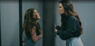 Zeynep ratuje Halila i... sama jest w niebezpieczeństwie w 242 odcinku serialu Wichrowe wzg&oacute;rze. 