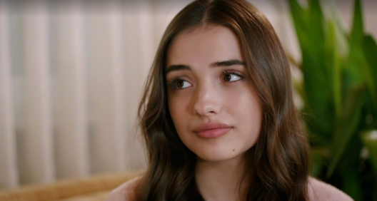 Halil prosi Zeynep, by nie wyjeżdżała w 116 odcinku serialu Wichrowe wzg&oacute;rze