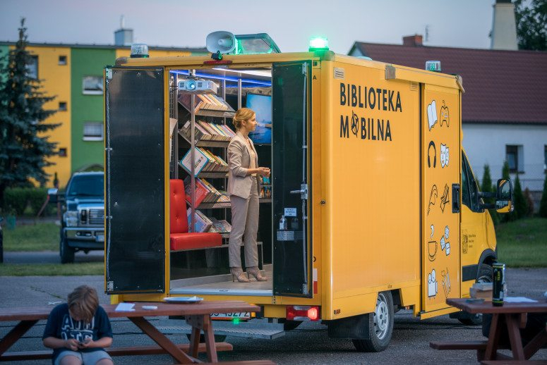 Obrazek w treści Bibliobus gostyńskiej biblioteki oficjalnie ruszył w trasę! [jpg]