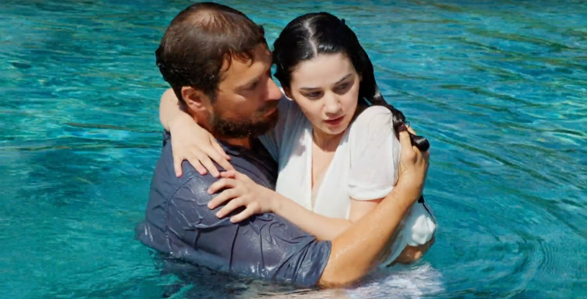 Miłość i nadzieja 242 - kadr z serialu. Bahar wpada do basenu. Kuzey ją ratuje