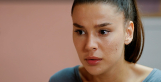 Miłość i nadzieja 245 - kadr z serialu. Bahar całuje się z Kuzeyem